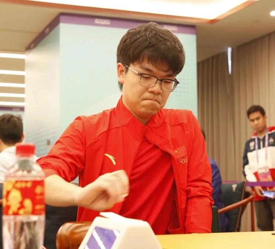 处于下风与排兵布阵



亚运围棋赛场进入了最后一个比赛日，也是国人、棋界最为关