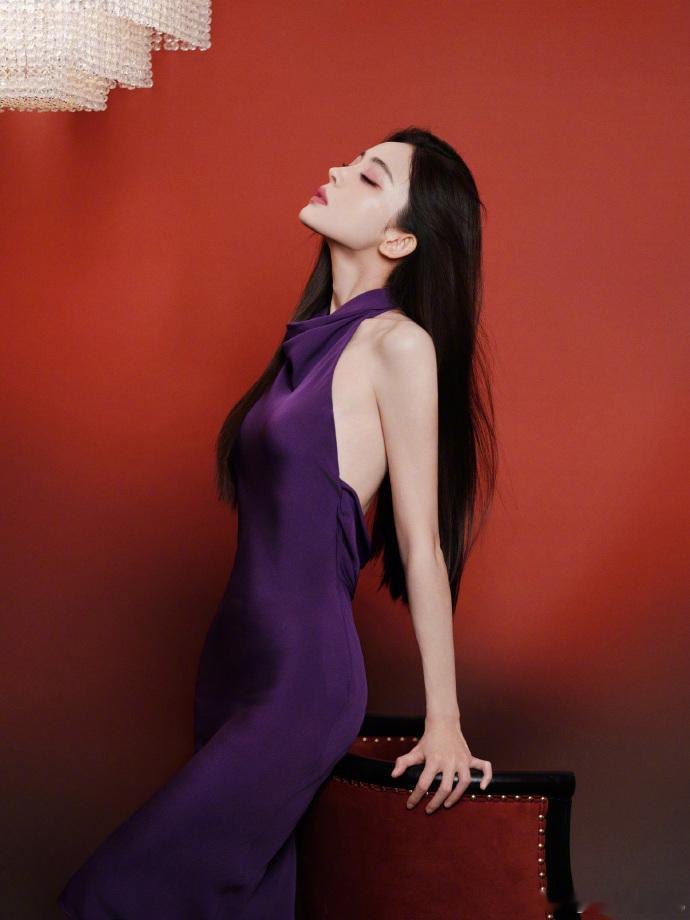 曝二字话题女星抢娜扎休息室不用对后台情况做太多恶意猜测，女艺人们参加活动都挺紧凑