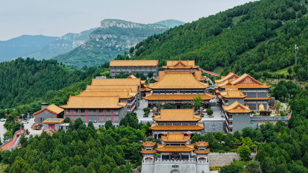好客山东和TA的朋友们义净寺位于济南长清通明山，是山东唯一以高僧命名的寺院。它依