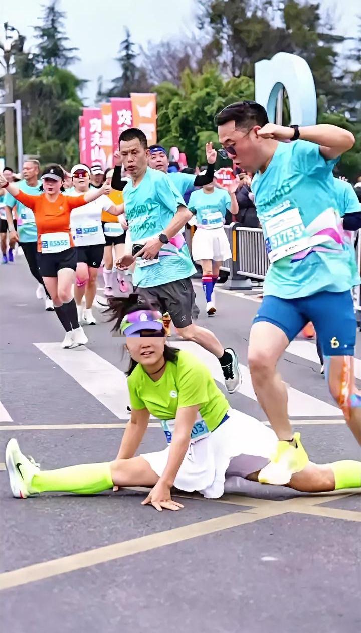全国都知道你会劈叉了，女子在马拉松赛道上练劈叉，差点把别人绊倒，怕不是来搞笑的吧