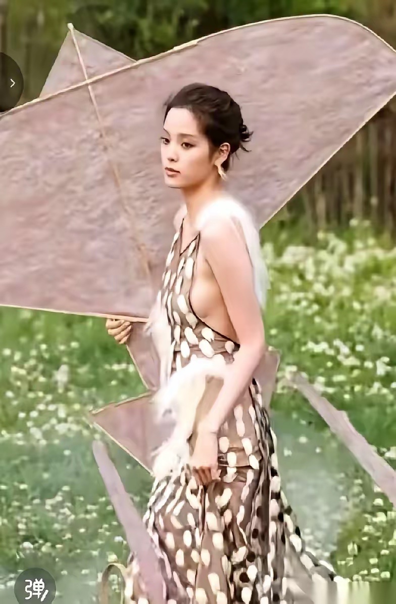聊聊欧阳娜娜那身裙子。仙是真仙，个性也是真个性。但现场上百个镜头，总有一个会绕到