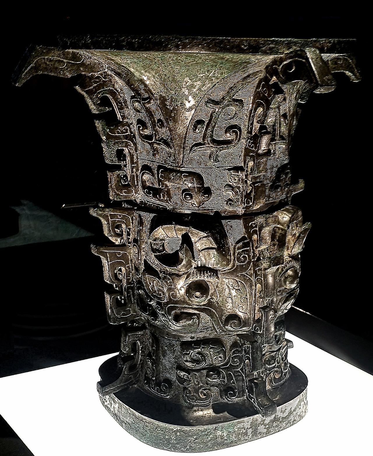 走出宝鸡“中国青铜器博物院”，三千年前的吉金文字仍在眼前跃动。它们曾亲历祭祀的庄