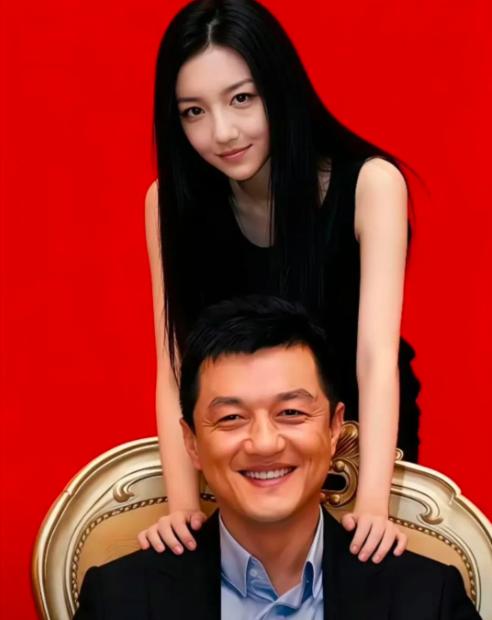 李嫣火上热搜，估计最高兴的不是别人，而是李嫣的父亲李亚鹏，他的宝贝女儿终于被看到