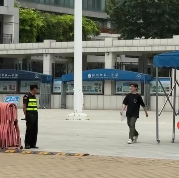 今年河南高考语文刚结束，作文题目就火速刷屏。第一个走出考场的男生脚步轻快，满脸轻