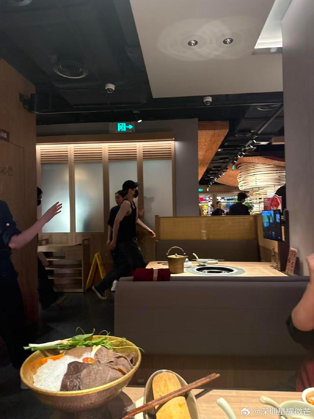 吃饭偶遇张艺兴吃火锅偶遇张艺兴吃饭偶遇张艺兴，哥这身板儿，穿个背心都能帅成这样。