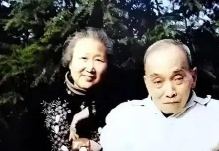 1949年4月，国民党少将范纪曼临刑前借口上厕所，谁也没想到，他竟靠一块木板死里