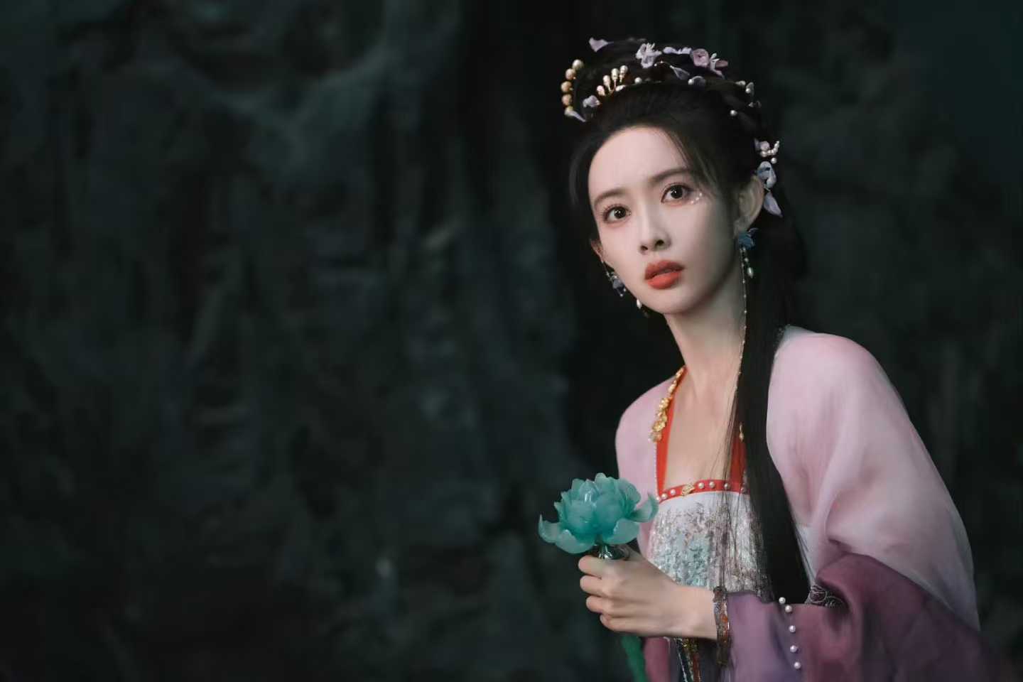 孟子义手持玉如意  孟子义手持玉如意真的是把氛围感都已经拉满了呀，紫色衣服的造型