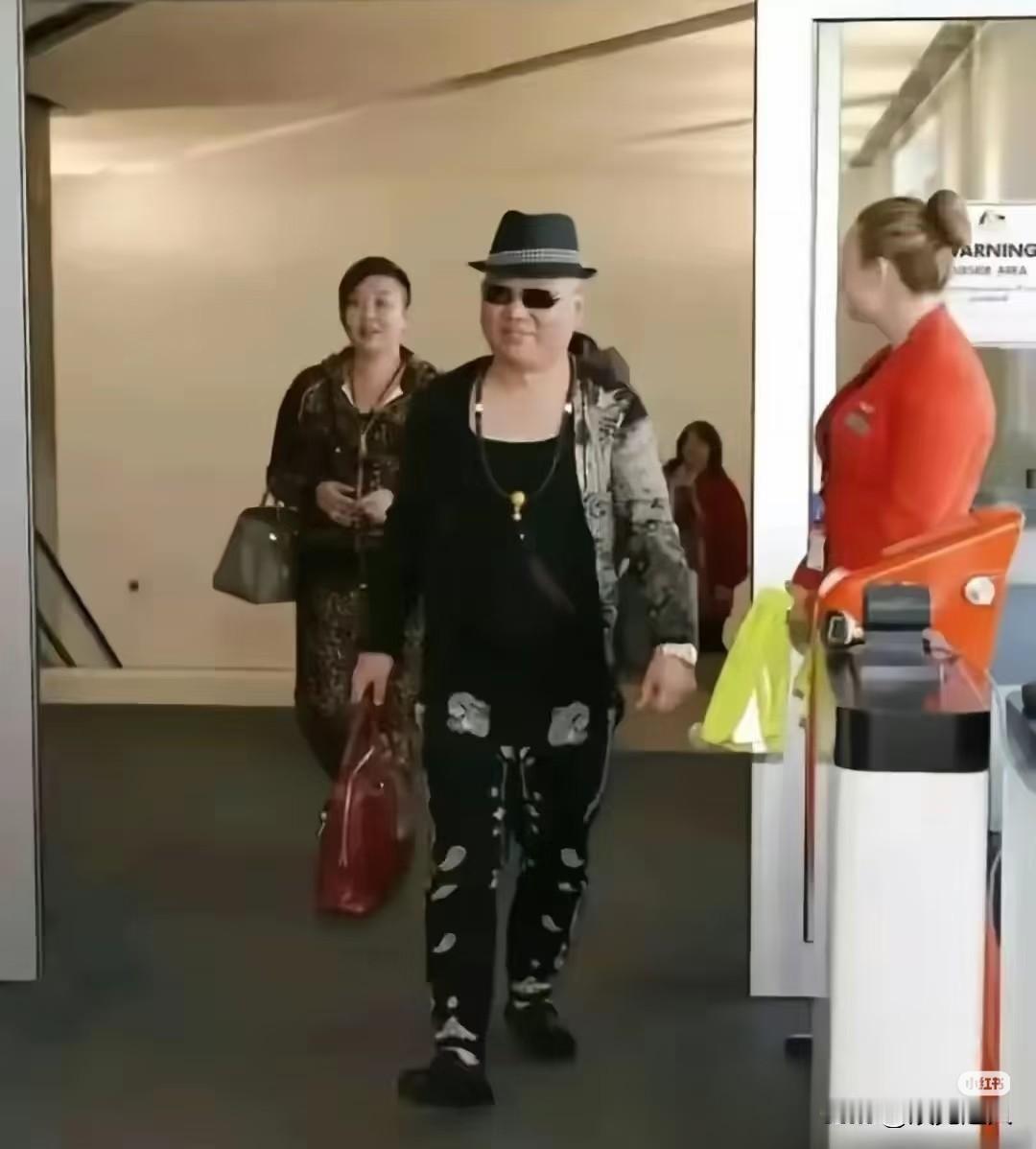 说到郭德纲这两口子的穿搭，那可真是相声界独一份的风景线。

你看郭德纲，穿大牌是