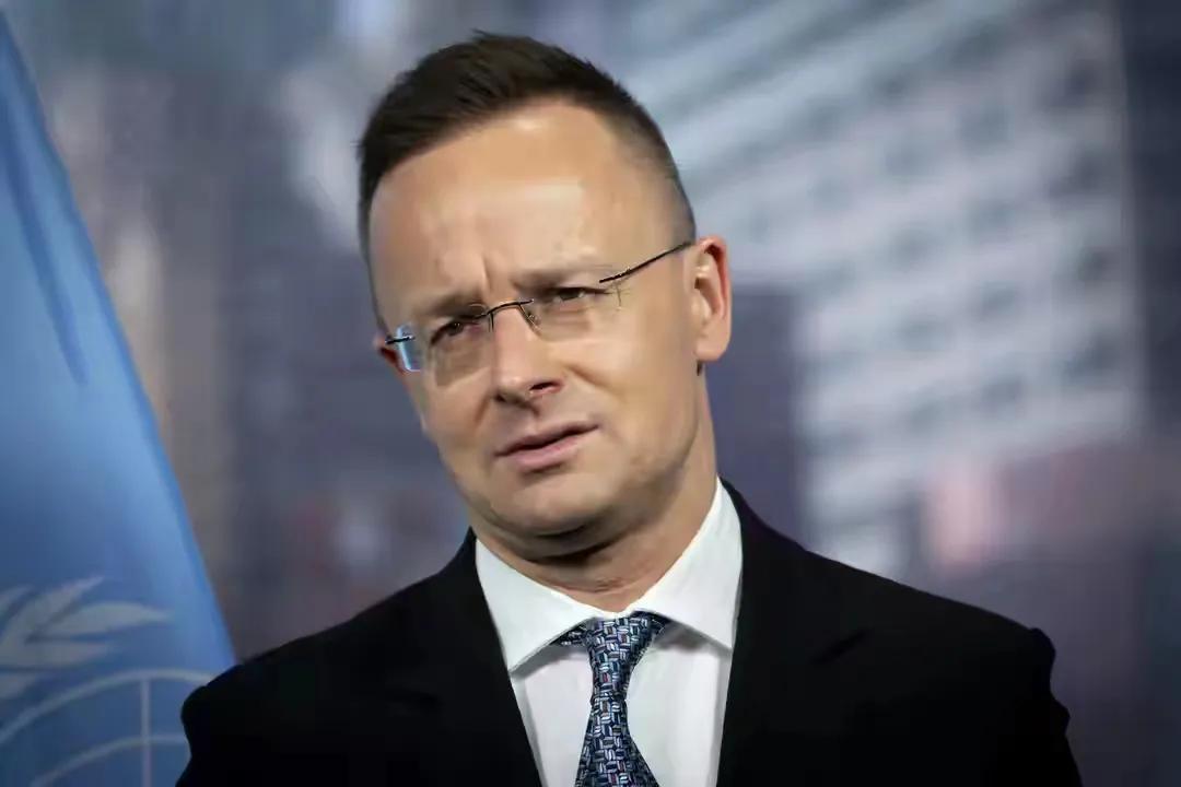【仗义执言】
匈牙利外长西雅尔多在参加联合国大会的间隙告诉记者：“在制裁问题上，