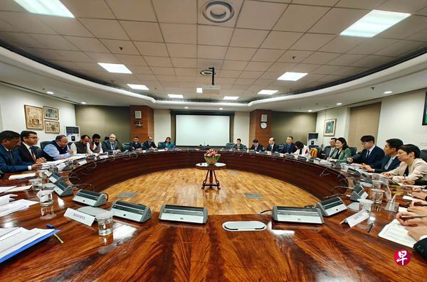 中印关系新进展。
新加坡联合早报今日报道：“中国和印度时隔两个月再次举行边境事务