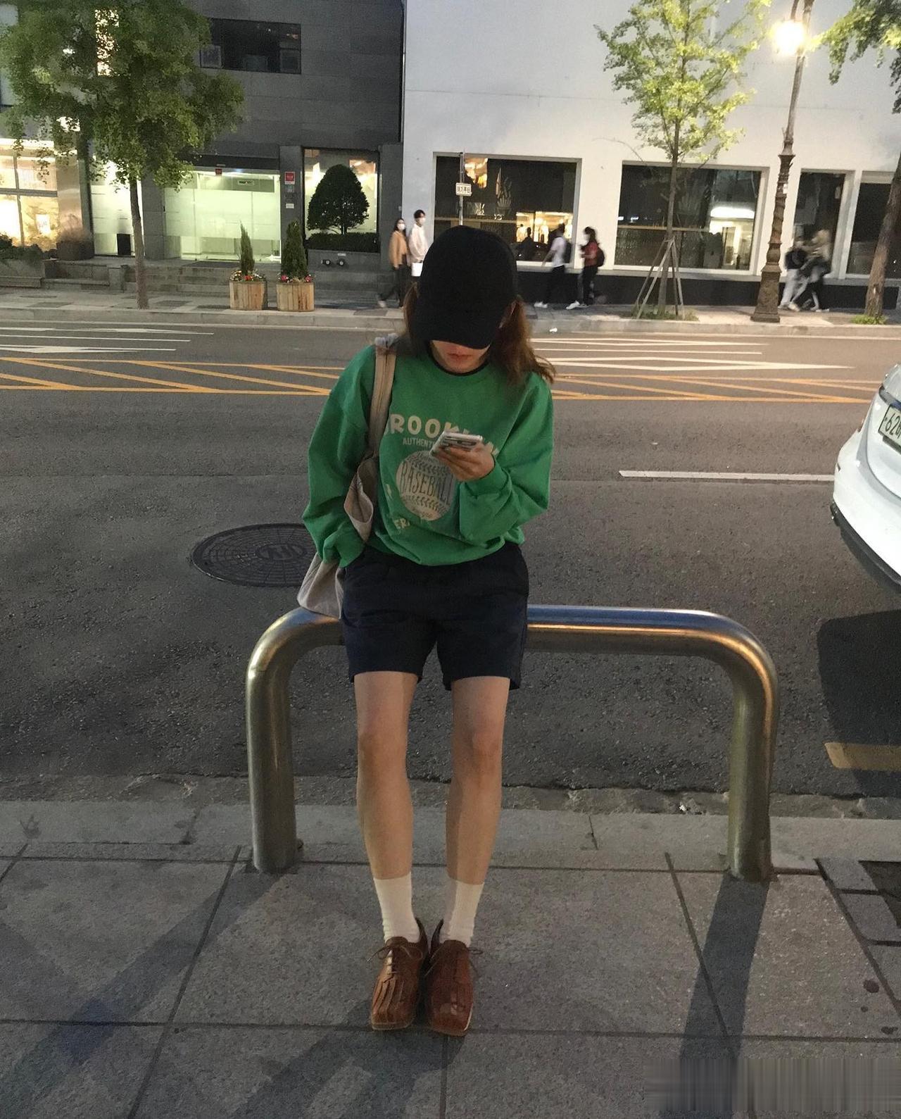 用绿色来点亮四季的穿搭。绿色真的很吸睛哦。
#Fashion潮搭##秋季穿搭＃#