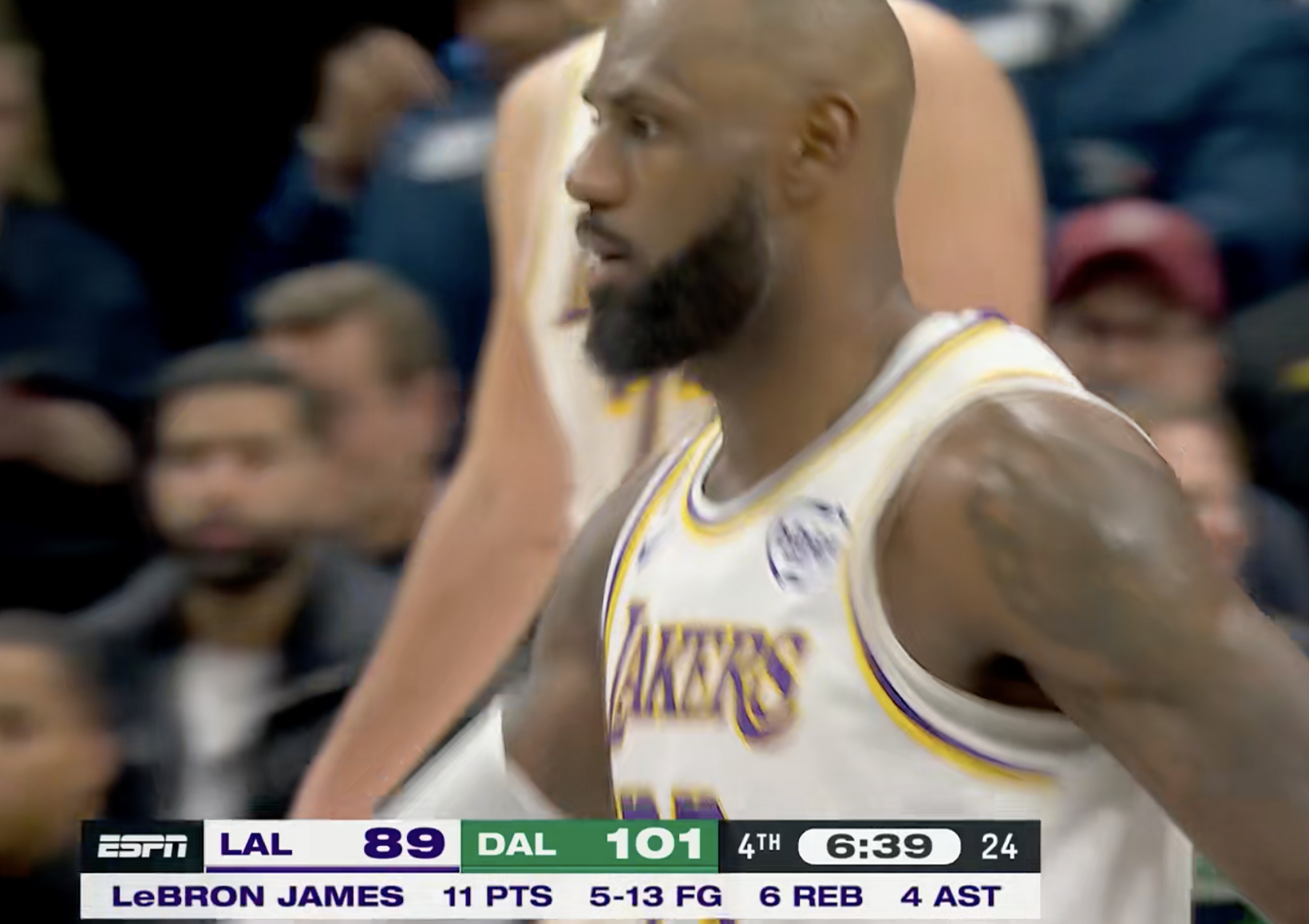 詹姆斯上篮打进，得分上双，还差12分 11分6篮板4助攻湖人vs独行侠