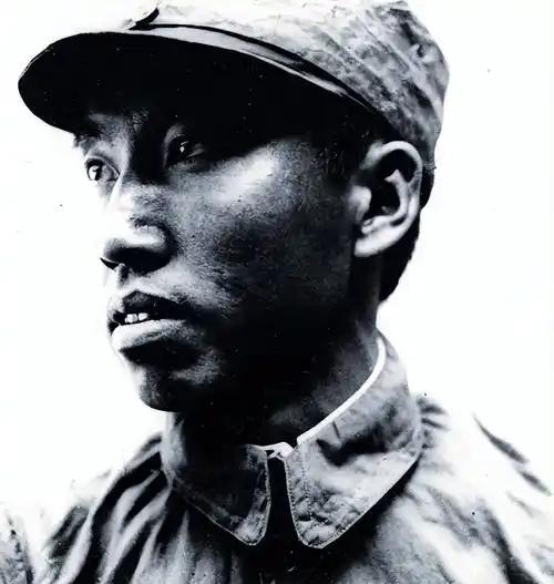 他牺牲后全军悲痛，有两次万人为他请愿，只为留下他的名字。他是抗战时我军牺牲最高的