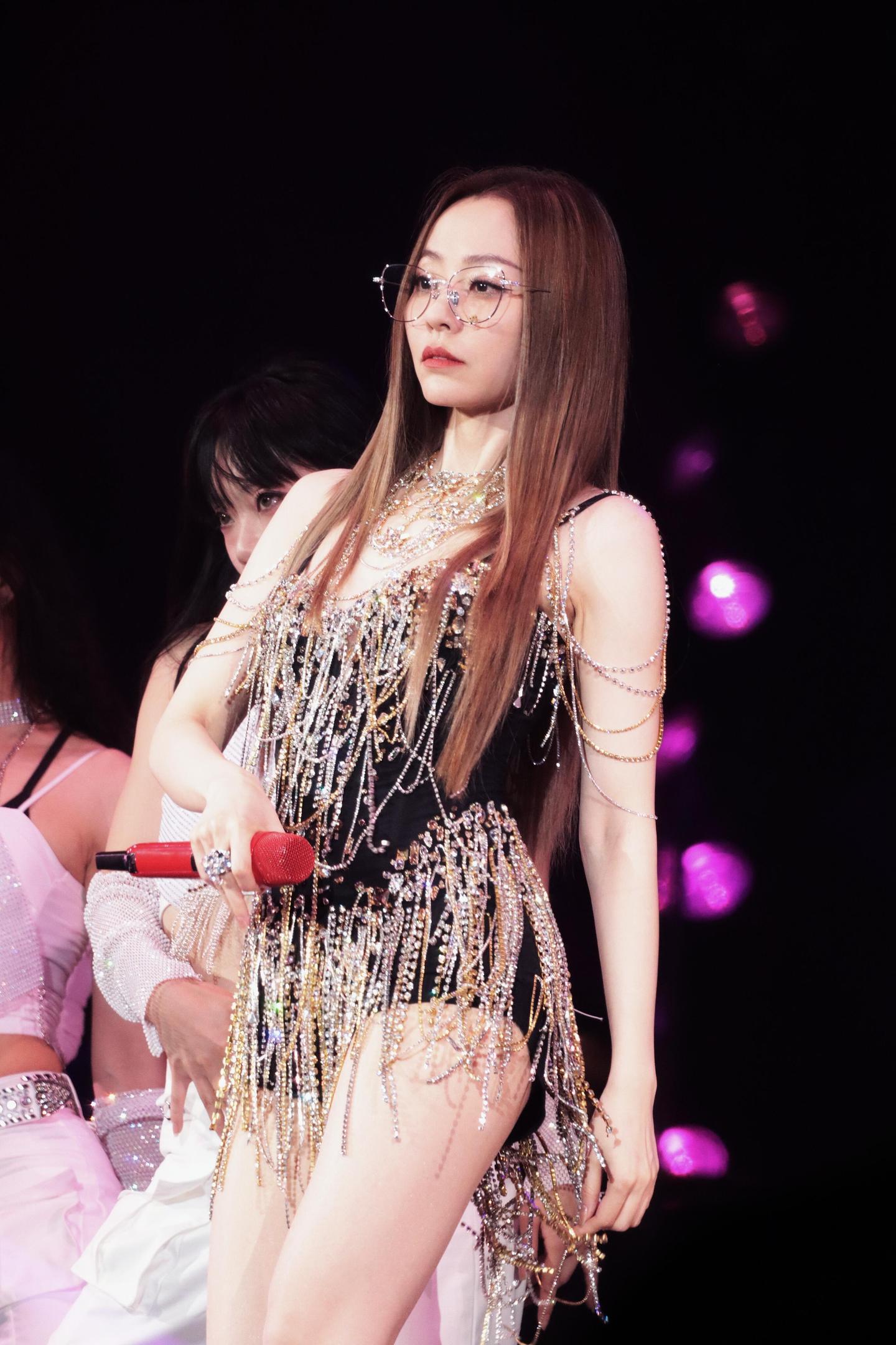 张靓颖。大长腿美女