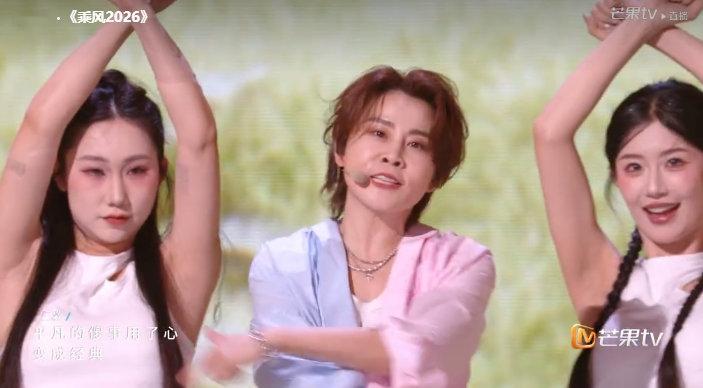 李小冉唐艺昕王濛全开麦唱跳 听到换气声、看到动作微乱，反而觉得她们真的在拼！比假