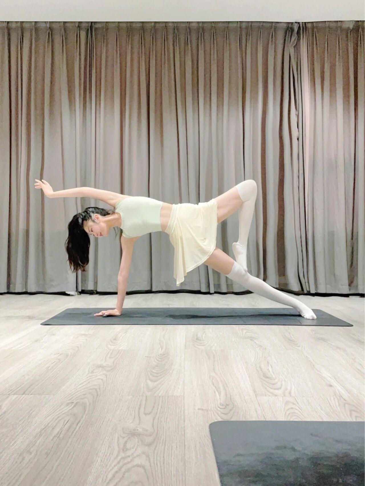 瑜伽舞蹈，白袜子
