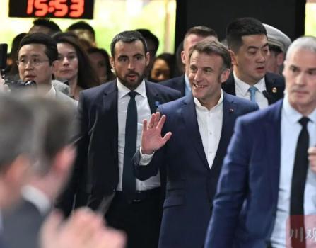 中国民众热情欢迎马克龙！
马克龙受宠若惊！


气氛是热的，
但距离是远的。
