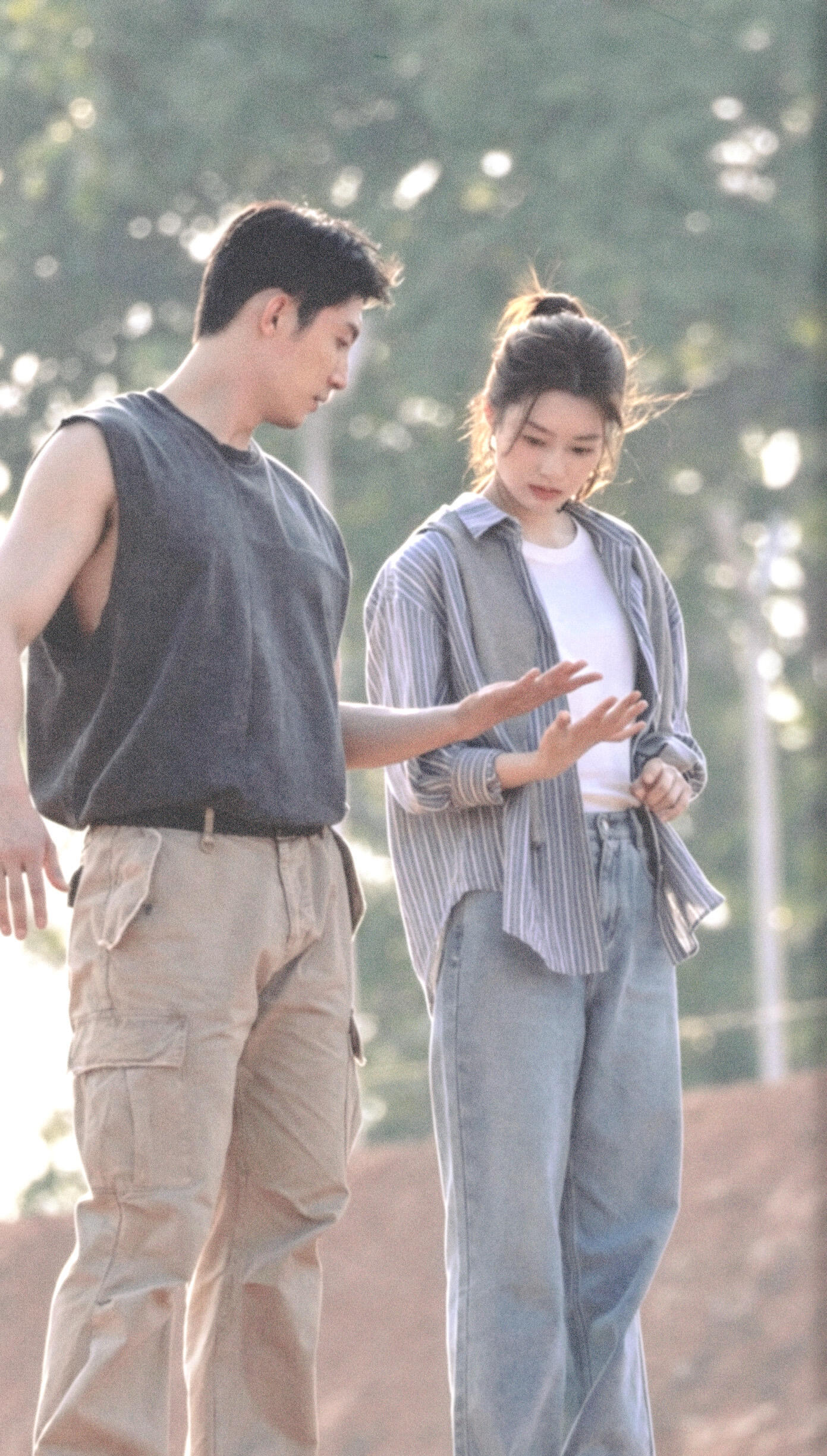 黄景瑜︱《明川有知夏》︱Day13双人路透20260424代拍的预览生图2张，解