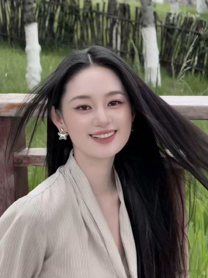 郭晓婷 高知姐姐来九寨沟了 翻看活动路透，郭晓婷每一个姿态都优雅大方，典型的高知