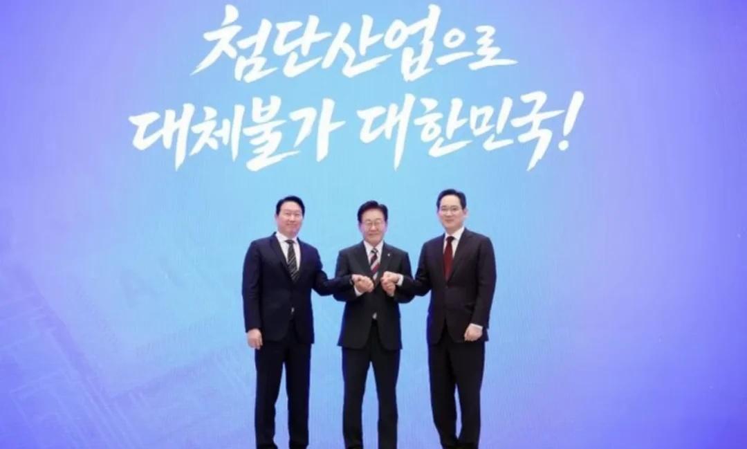 6月29日，韩国总统李在明在青瓦台主持“三大超级项目”报告会，并向三星电子会长李