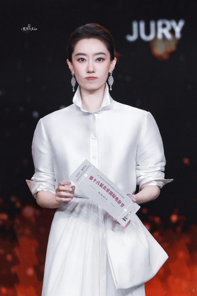 张小斐 没有讨好感的眼神和动作 从演员到天坛奖评委，张小斐气场彻底蜕变，眼神沉稳