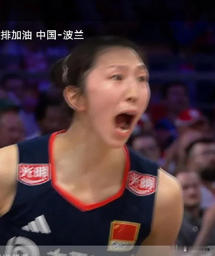 【发扣拦防全面发挥，年轻队员敢打敢拼，中国女排25-17率先拿下第一局领先波兰】