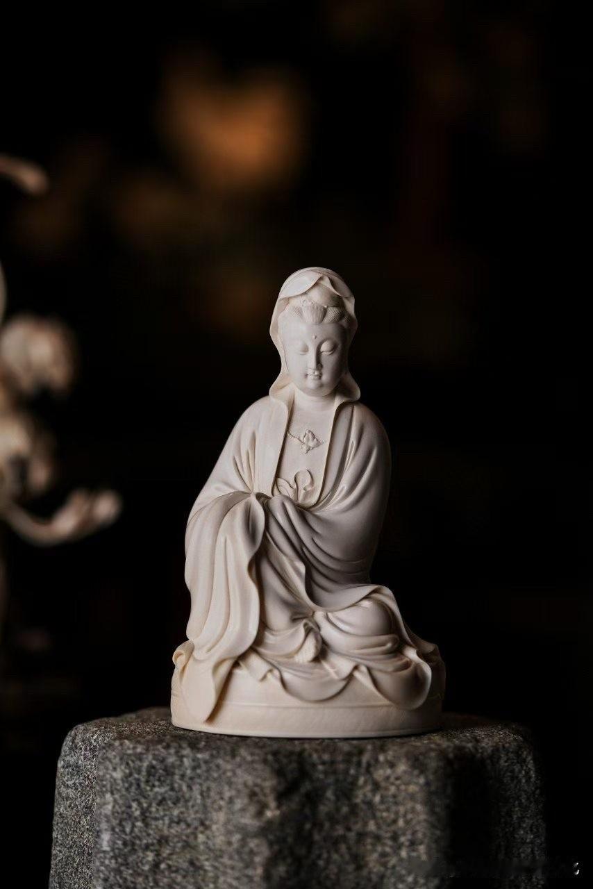有些观音，不在庄严，而在“轻”。

这尊猛犸观音，净白无染，像一口静水。
衣带顺
