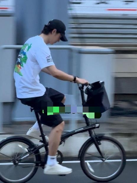 骑自行车的王一博 29岁酷盖王一博在上海国际赛车场骑自行车，这是他作为85号赛车