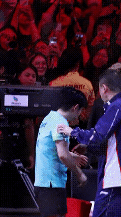 国梁兄居然去新加坡看比赛了，莎莎打完早田，被马琳薅过去打招呼了。年还没过完呢，国