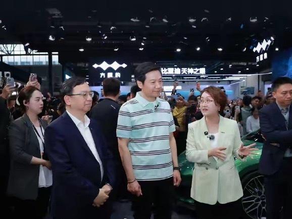 今年的北京车展是看点满满啊，不少行业大佬齐聚现场，雷总也现身方程豹展台打卡交流，