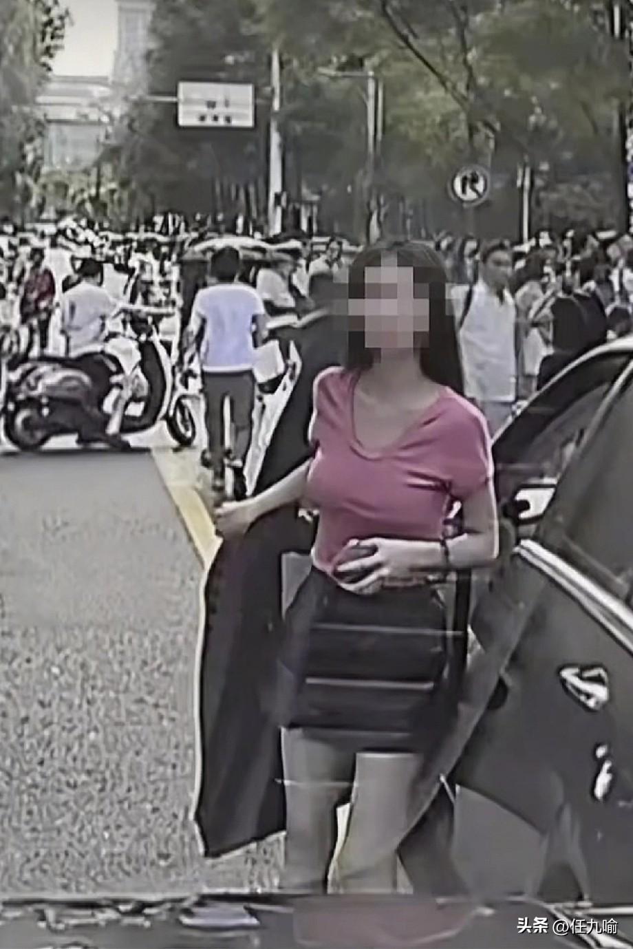 四川，奔驰女司机为了接娃放学，直接把车停在马路中间，面对他人提醒充耳不闻，路人大