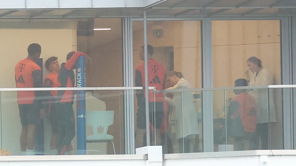 孔帕尼的秘密武器：训练场上拜仁球员的耳垂上时常可以看到一个耳贴，以方便医疗组在训