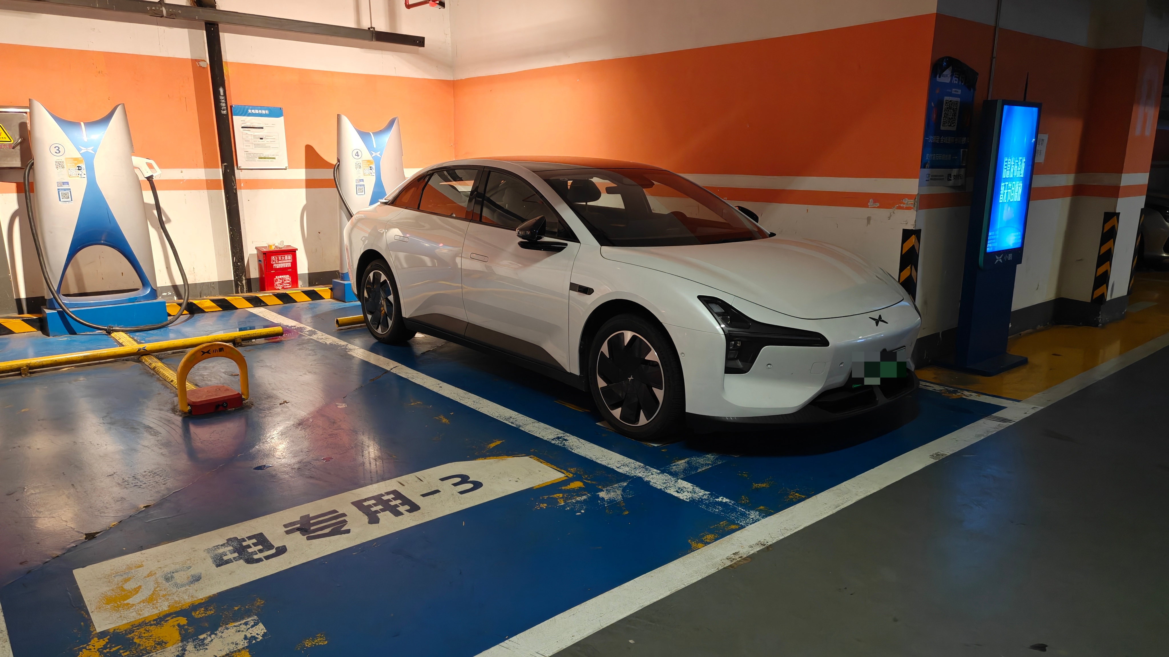 即便没有5C超充，小鹏MONA的峰值功率也能跑到接近100kW，在自家的超充桩上