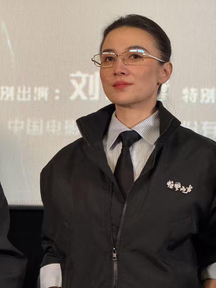 宋佳路演美我一大跳 宋佳路演状态太顶！生图抗打颜值爆表，金丝眼镜黑外套，赵虹本虹