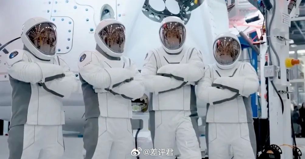 #富豪花5200美元让马斯克送自己上天# 前天马斯克又送了 4 个人上天上去，他