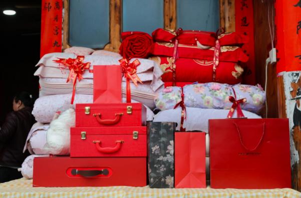 贵州铜仁，一对小夫妻举办婚礼，新郎准备了99999元彩礼给女方家，令人没有想到的