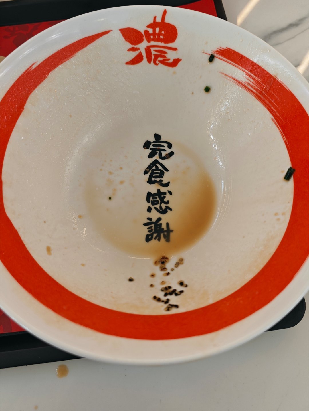 在香港🇭🇰机场的一天：第二餐 拉面原味的是98一碗，辣味的是108一碗。我问