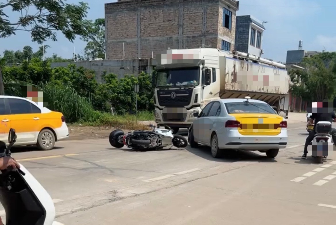8月8日，玉林某车考路口两轮车和教练车发生碰撞，导致两轮车倒在地上。 