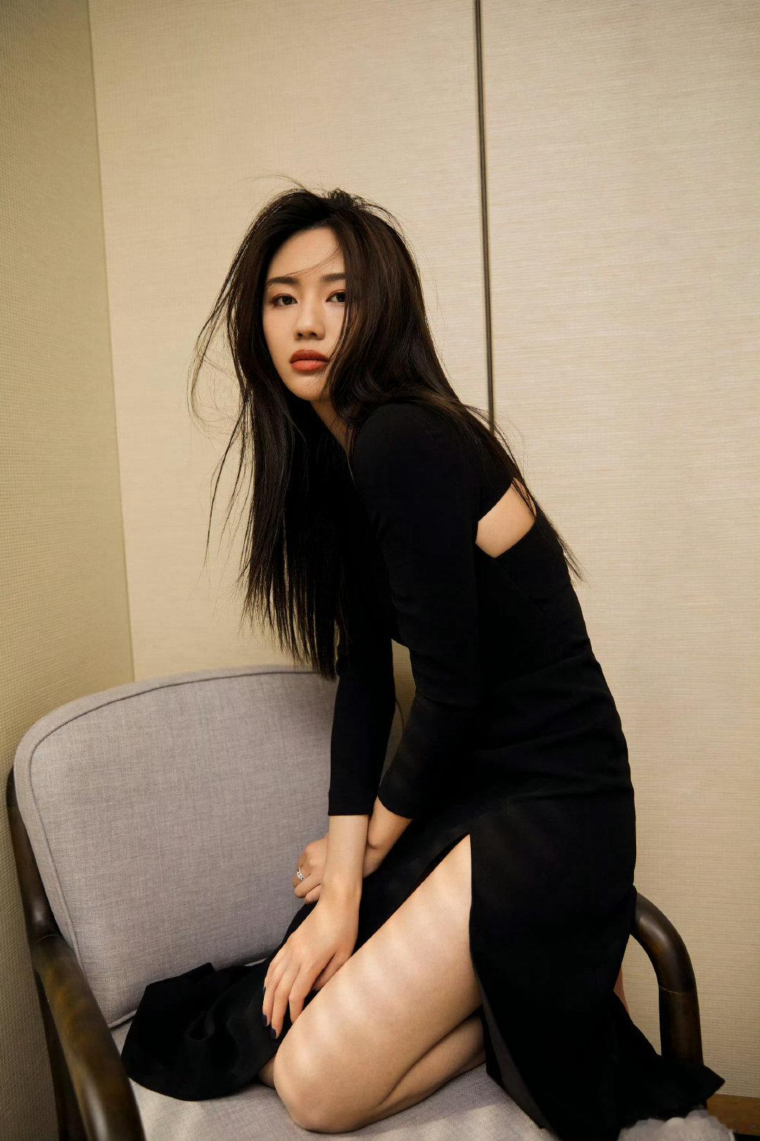 谋女郎飞凡 飞凡演过悬崖之上满江红 曝秦俊杰飞凡恋情之前看《青春之城》的时候就觉