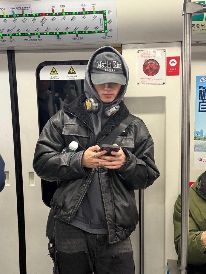 第一次见坐地铁来微博扫楼的 声鸣远扬在微博开年终派对 声鸣远扬 见过实在的，没见