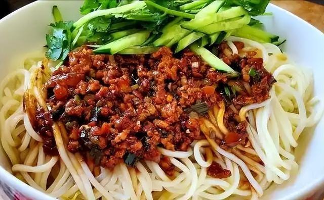 面条、白米饭和方便面这些食物，因高糖分和低纤维的特点，摄入后会导致血糖迅速升高。