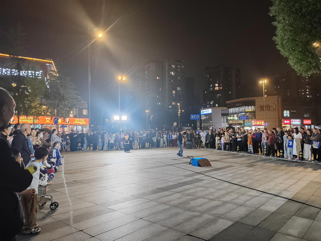 夜晚广场看街头表演，热闹的烟火气，这就是城市平凡的快乐这种不用花钱找乐子的热闹，