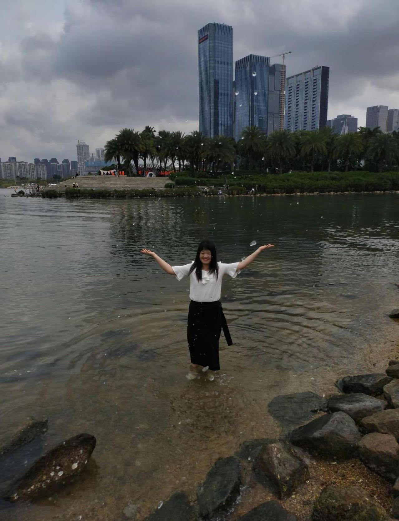 这高温天气简直要把人热晕了,实在受不 了!出门几分钟就浑身是汗,感觉体内的 水分