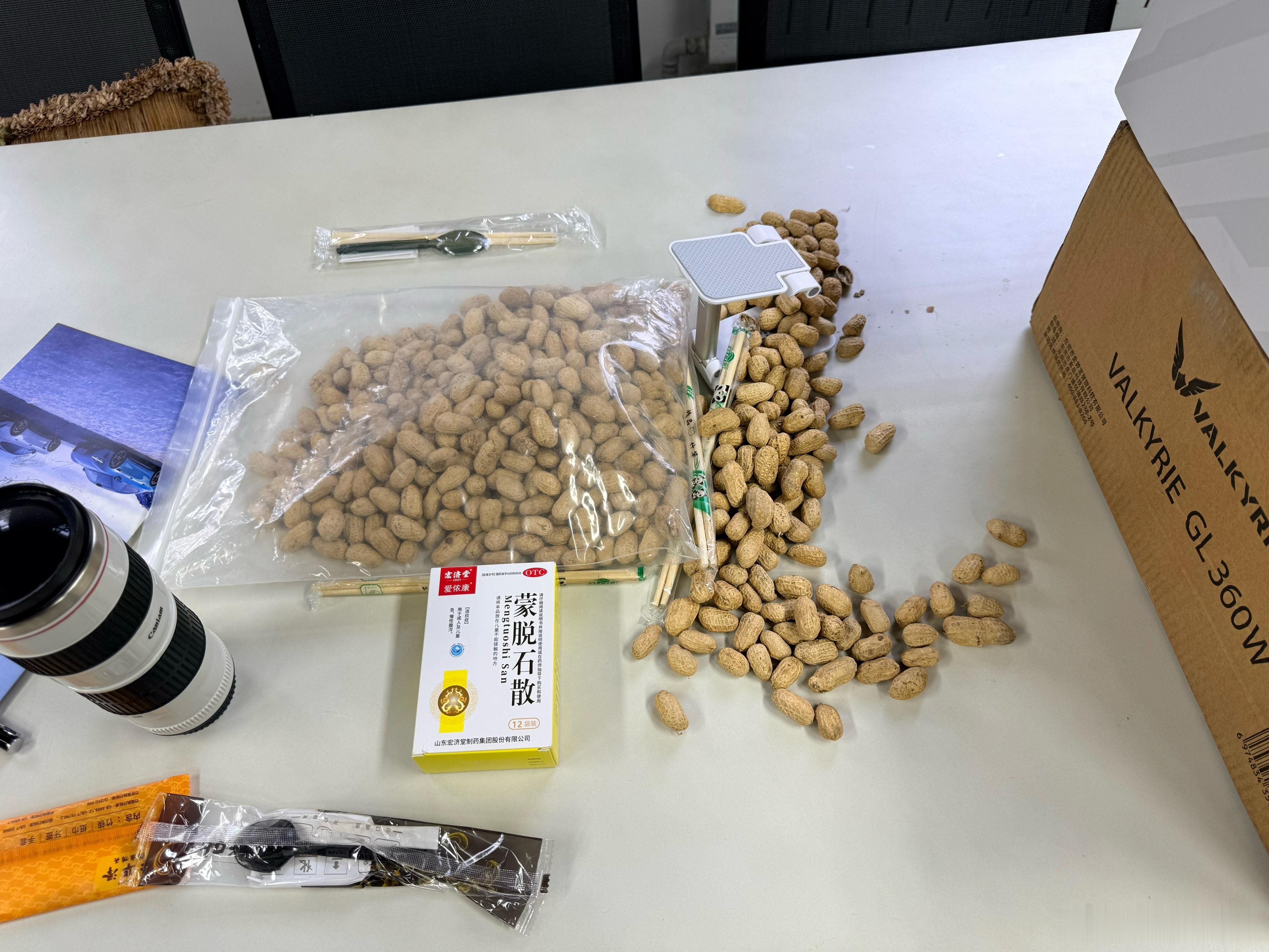 工作室桌子上的花生过期很久了，容易吃坏肚子，最近又多了一盒蒙脱石散
