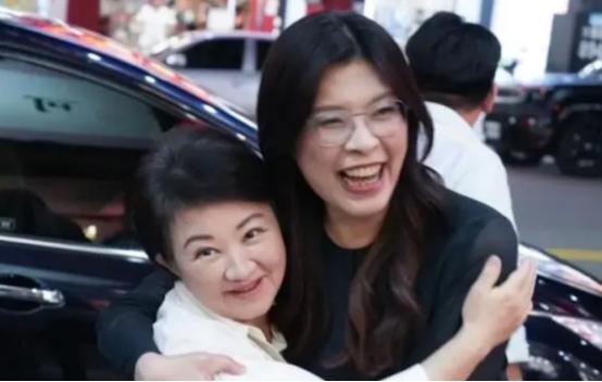 郑丽文登陆仅 2 天，高规格接待震动两岸！一直态度摇摆的卢秀燕，终于不再一错再错