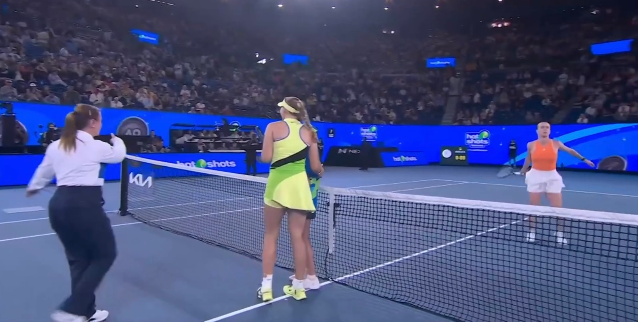 斯维托丽娜不跟米拉合影，单独和球童合，well…澳网2026