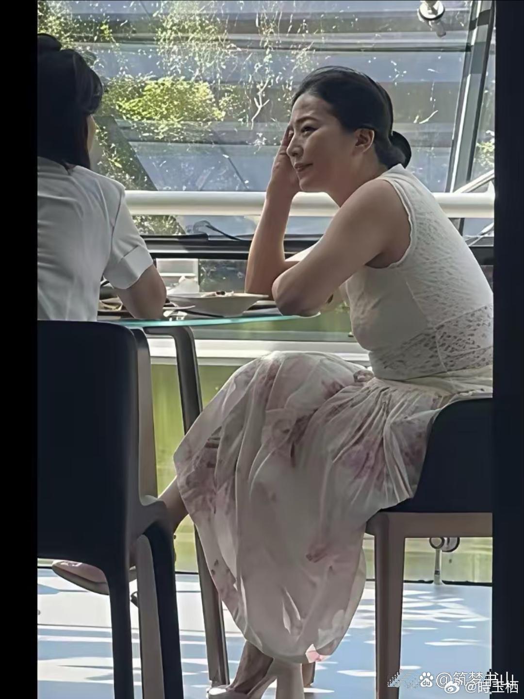 刘亦菲妈妈在北京被偶遇，67岁，素颜喝茶 ​​​
