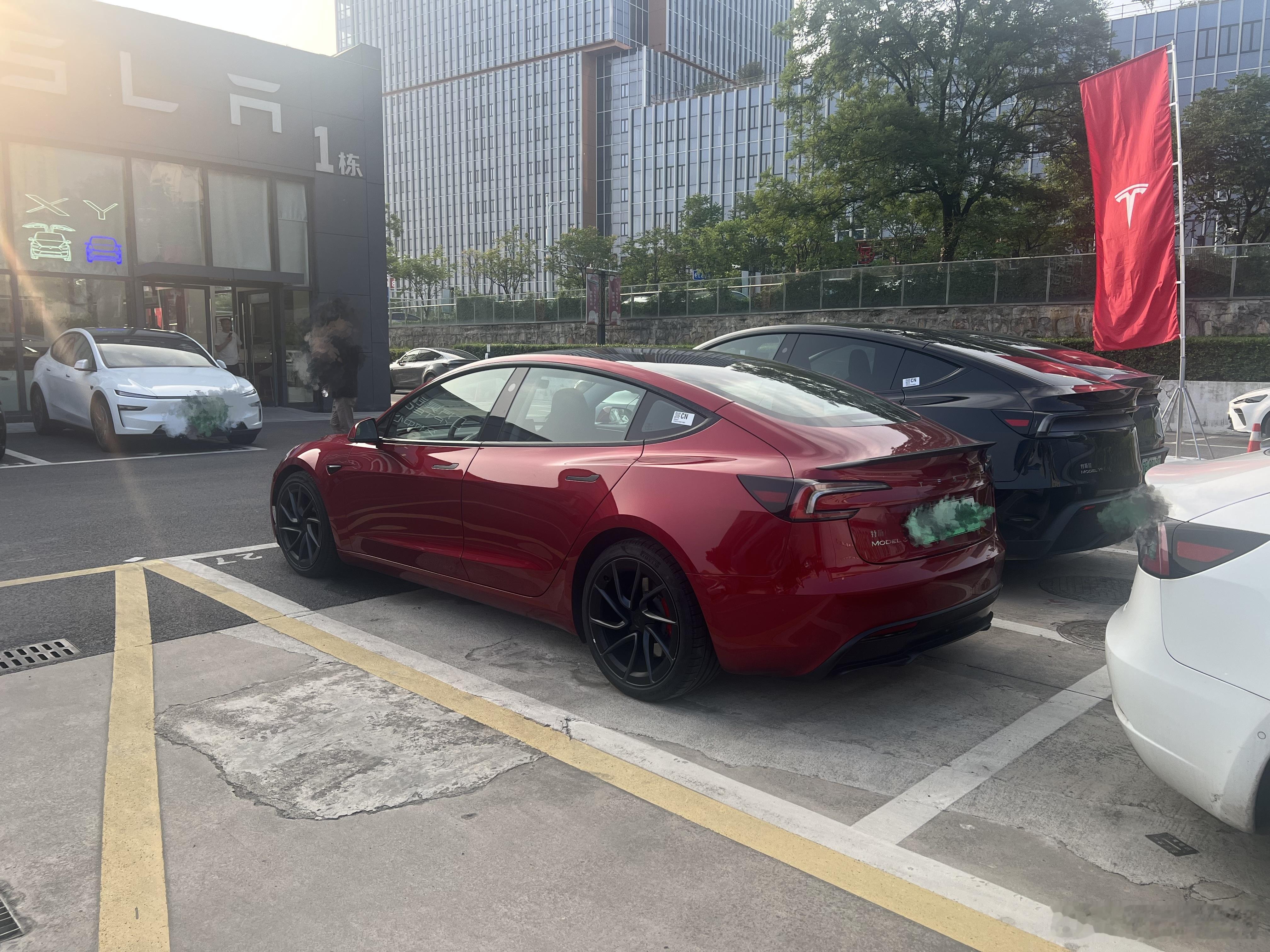 路过发现有model 3p的试驾车，按官方命名这台车应该叫“高性能全轮驱动版“，