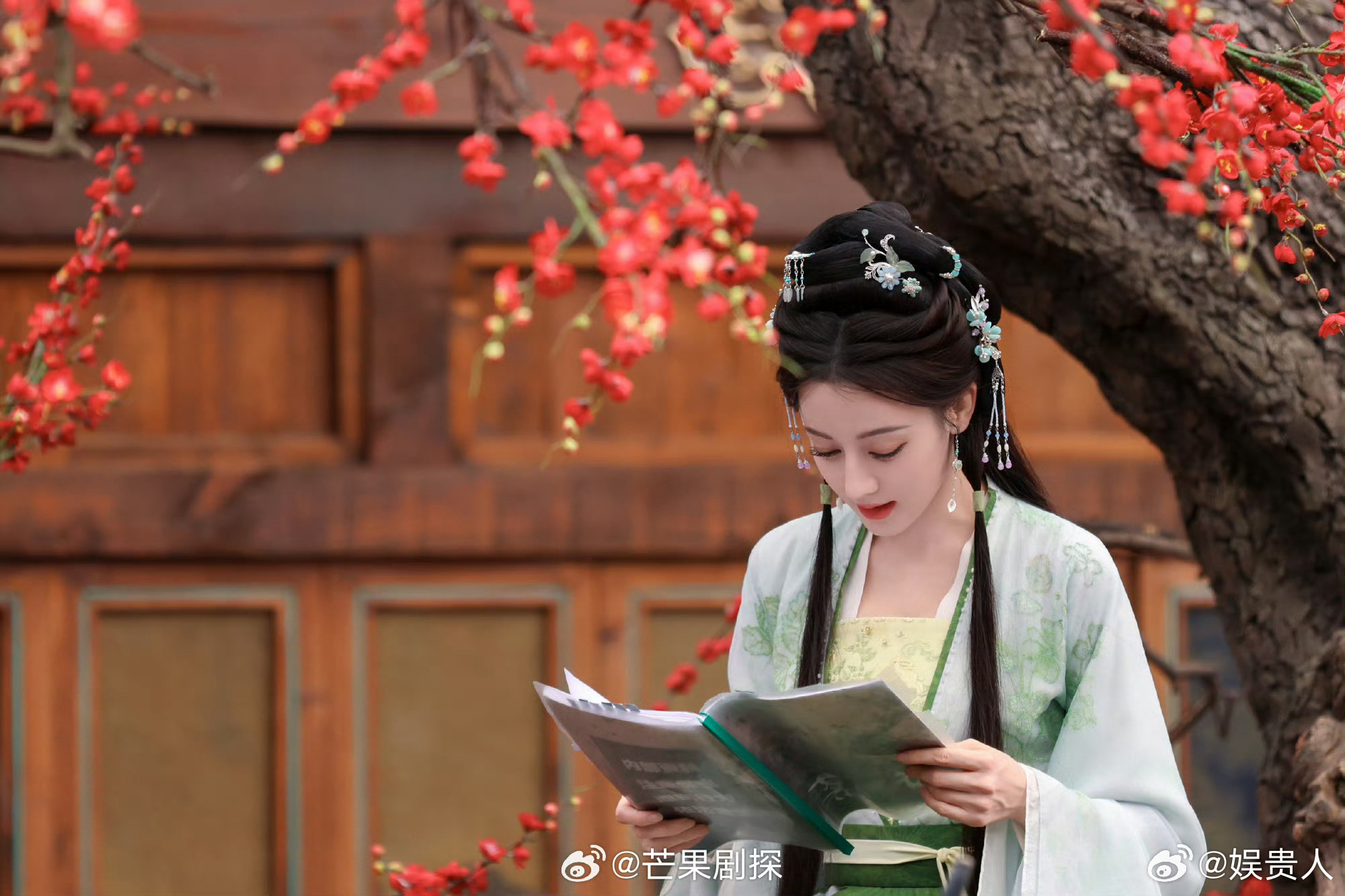 迪丽热巴人间限定款贺small迪丽热巴片场随时随地看剧本 在片场随时随地看剧本，