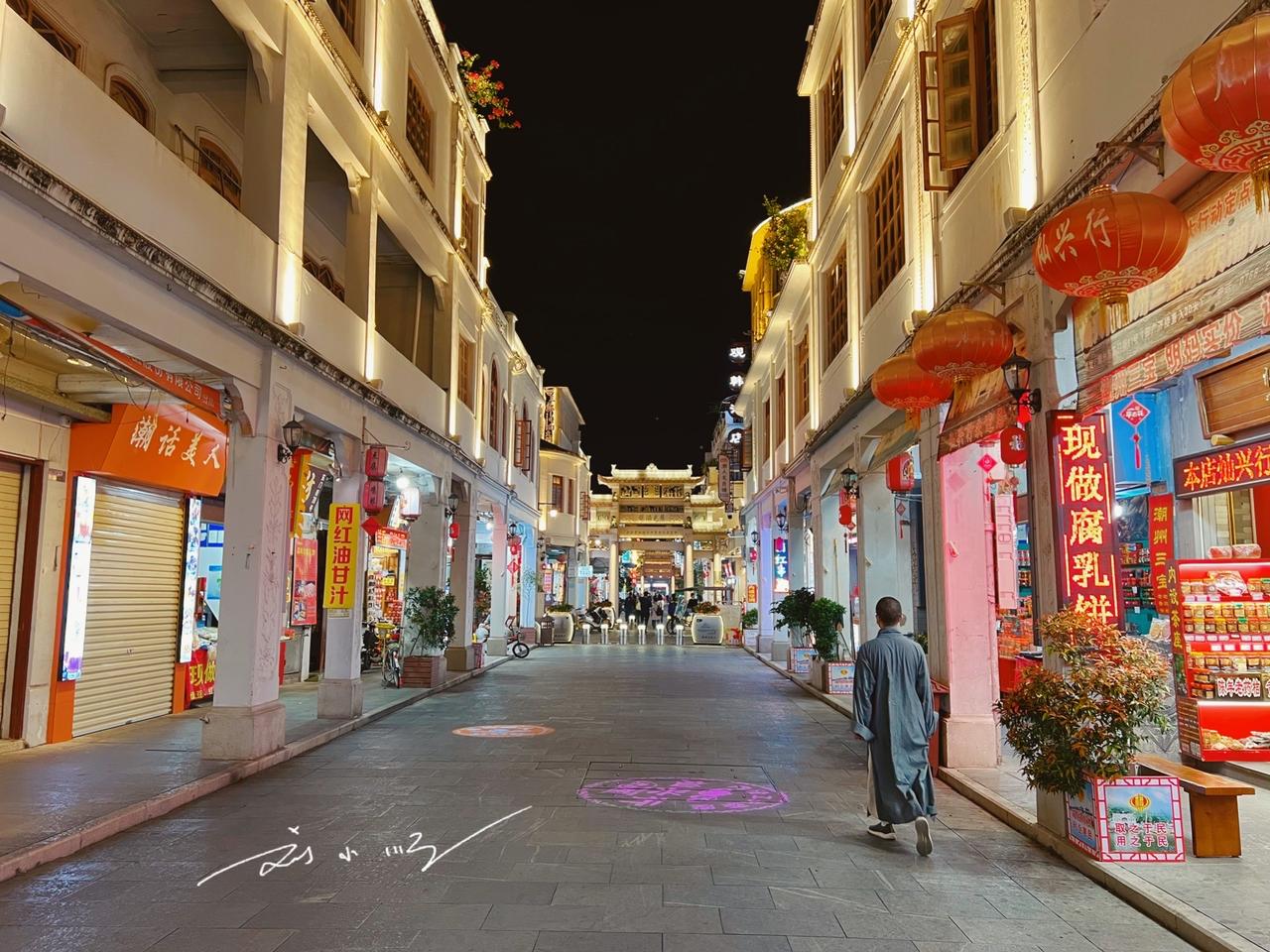 广东潮州古城内的牌坊街（原名太平路）是当地标志性网红景点，吸引众多游客争相打卡，